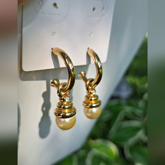 Vintage Gold and Cream Pearl Fuax Pearl Earrings - Picture 12 of 17